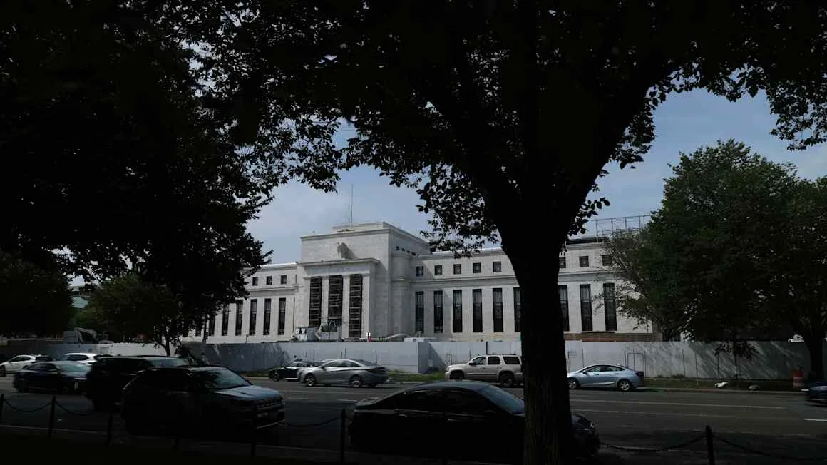 Investors cut bets on US and UK rate rises