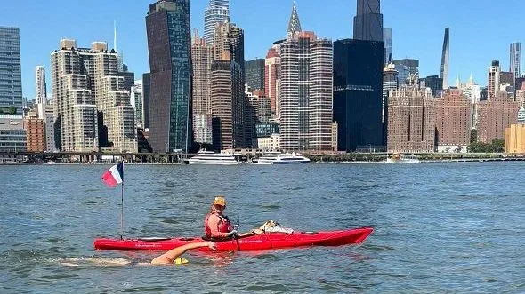 Julie Janczewski habitante d'Arles fait le tour de Manhattan à la nage en hommage aux pompiers victimes du 11 septembre