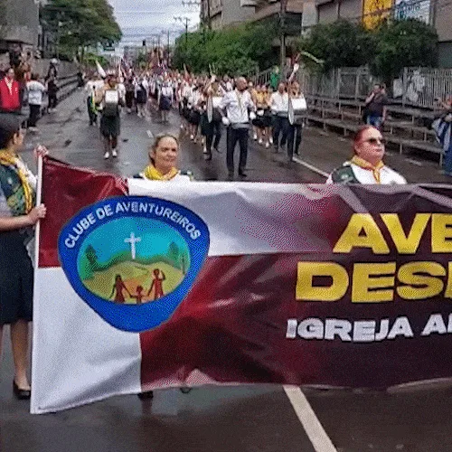 “Só não desfila se chover canivete aberto” é lema de quem marcha até sem plateia