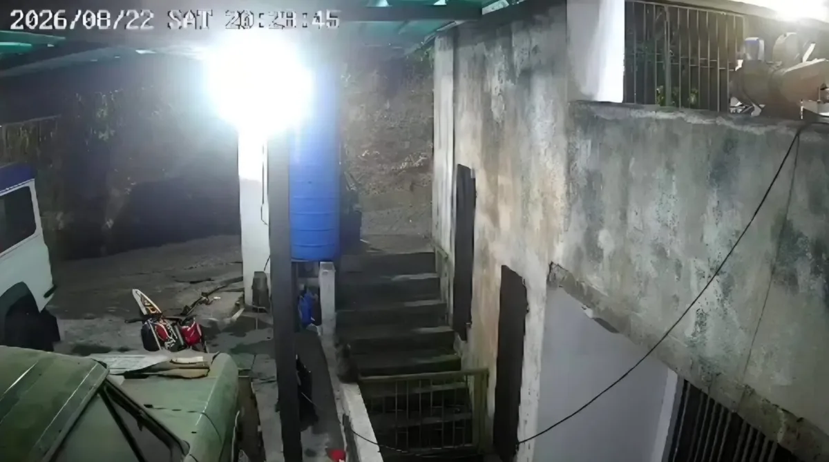 Cámara de seguridad captó cuando un derrumbe cayó sobre una casa en San Antonio de los Altos