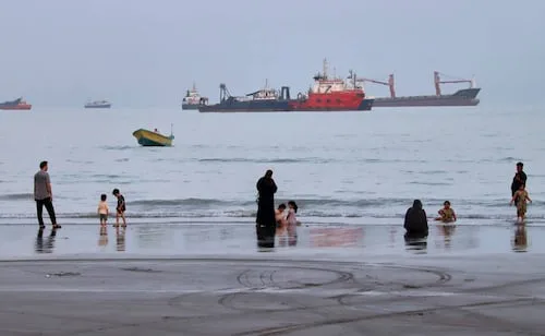 Irán y Omán negocian abrir un corredor de navegación en el estrecho de Ormuz; buscan reactivar tránsito marítimo