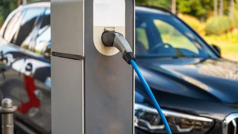 Un conseiller municipal sanctionné pour avoir rechargé sa voiture électrique sur une borne de la commune