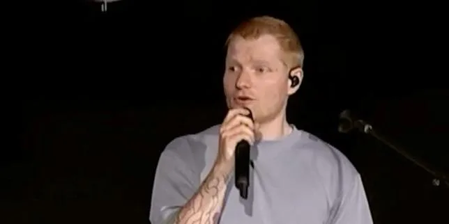 Ed Sheeran reconnaît avoir commis « des erreurs », lors du premier concert donné depuis l’éviction de sa tournée du rappeur propalestinien Macklemore