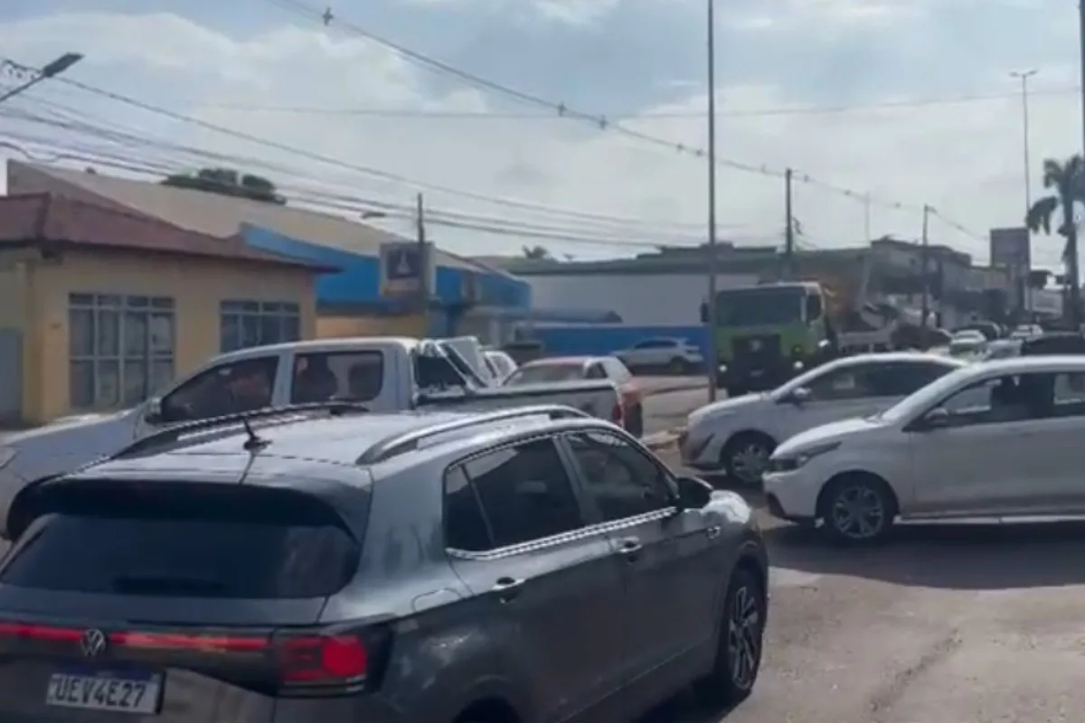 Semáforos desligados deixam trânsito tumultuado em cruzamento da Avenida Zahran em Campo Grande
