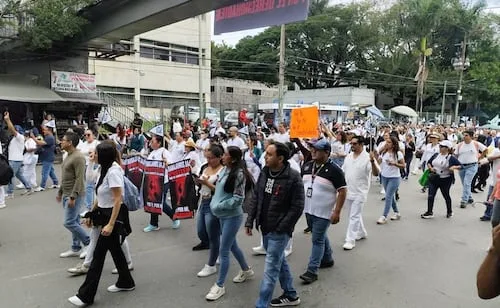 Médicos y trabajadores del IMSS marchan en Morelos; denuncian salarios bajos y saturación en hospitales