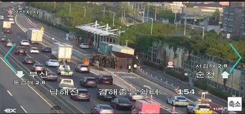 남해고속도 김해졸음쉼터서 4t 화물차 전도…운전사 병원 이송