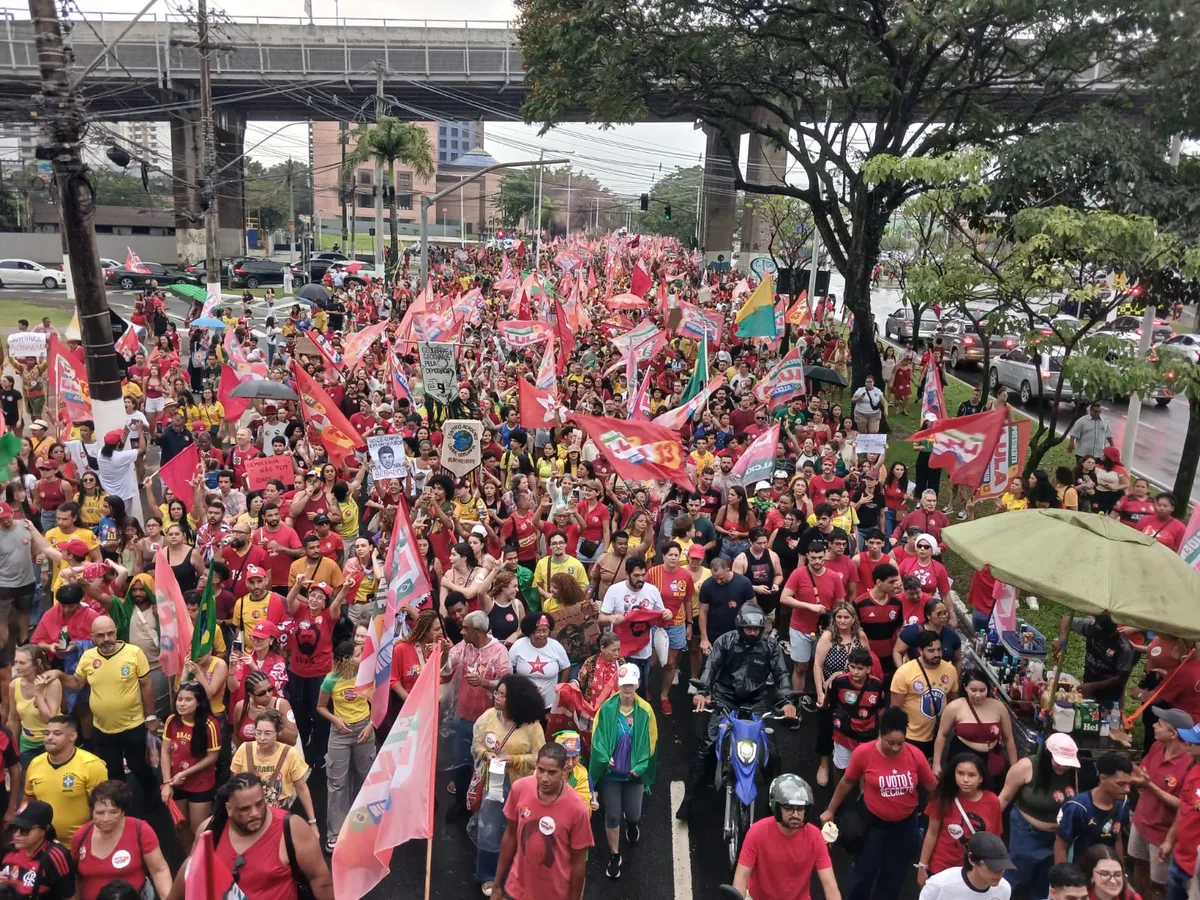 Verde, amarelo e vermelho: veja como foi ato pró-Lula em Vitória