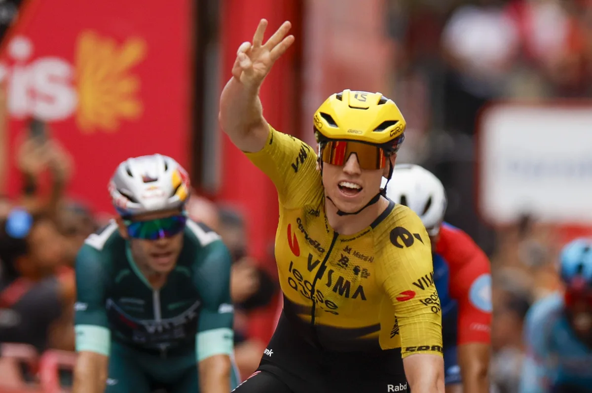 Matthew Brennan firma triplete en La Vuelta 2026: conquista Lorca