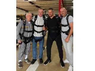 Pour fêter ses 80 ans, il saute en parachute, en Bretagne, avec ses trois amis
