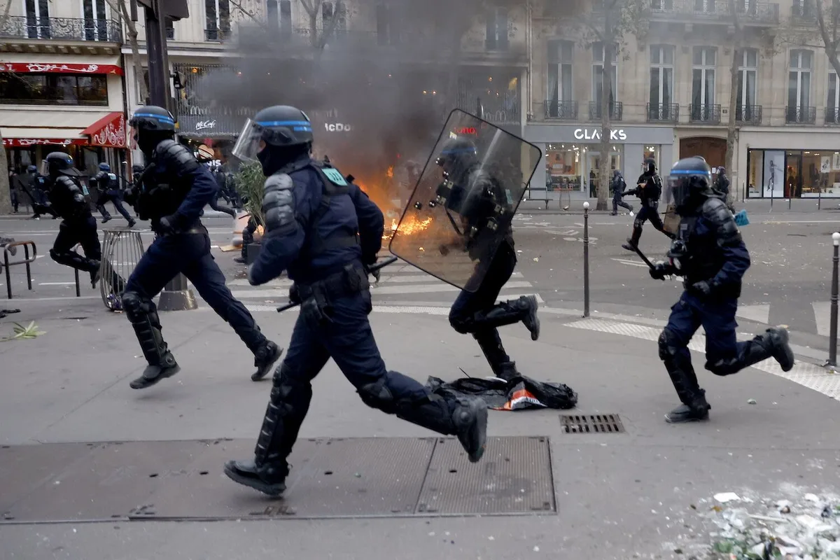 Dia de protestos noutros 3 países; há incêndios e pilhagens em França