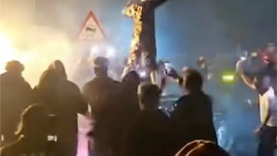 Tausende bei illegalem Treffen - Vermummte Tuning-Chaoten greifen Polizisten an