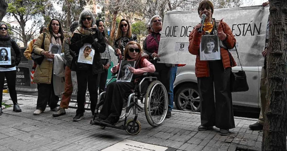 La vereda de la avenida Argentina que lleva el nombre de una desaparecida en Neuquén