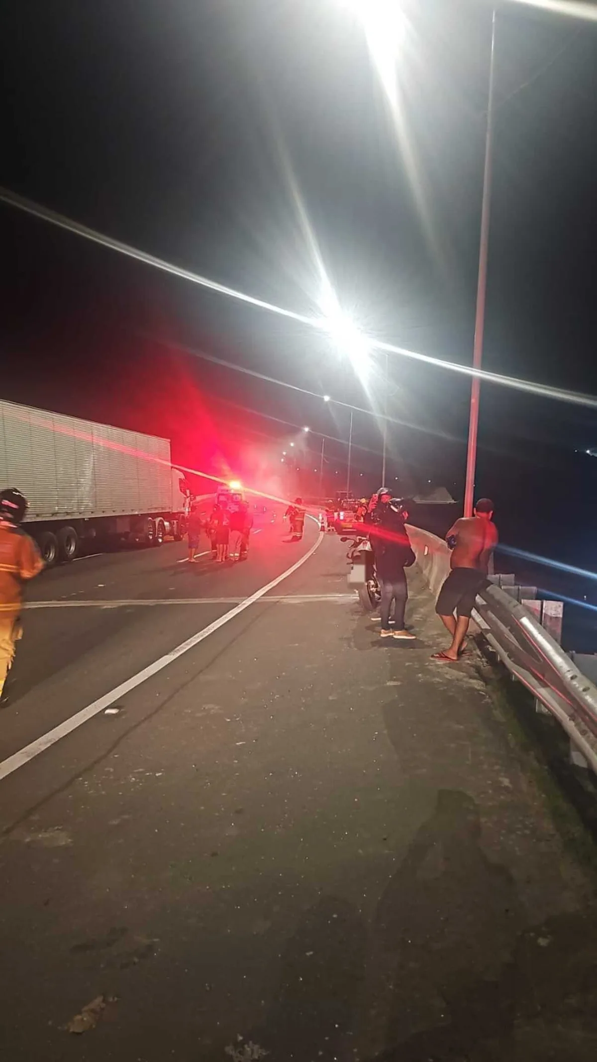 Vazamento de ácido clorídrico interdita a Via Dutra, em Piraí