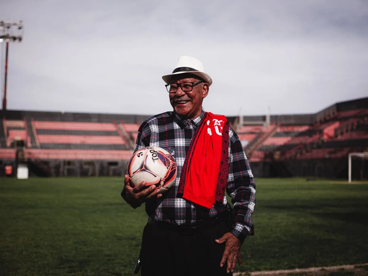 Idoso tem camisa furtada por torcedor rival antes de clássico e é recebido pelo Brasil de Pelotas; veja