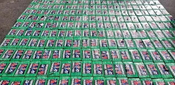 Polícia apreende carga de cocaína com adesivos de Haaland no Equador
