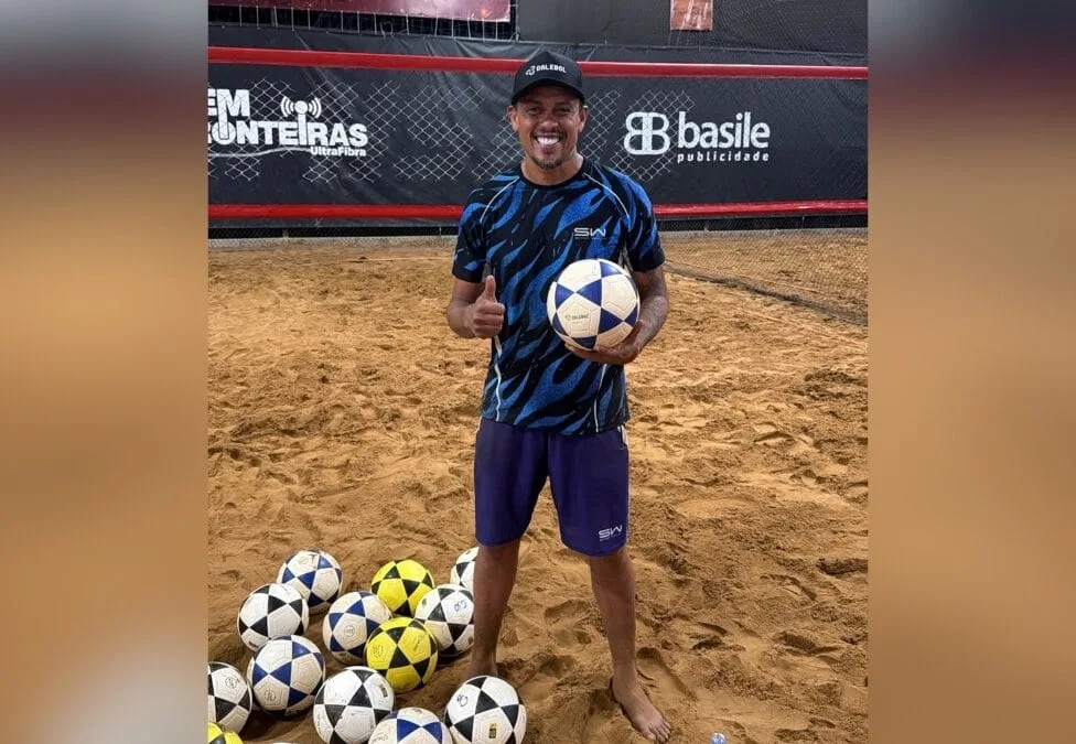Bello Soares ministra clínica de futevôlei no CT Camisa 10