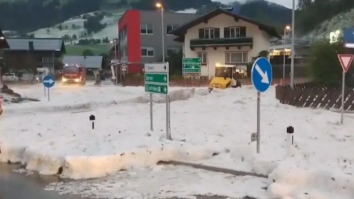Salzburger Land: Unwetter und Staus: Hagelmassen begraben Straßen in Österreich