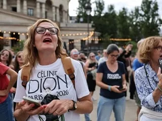 EN IMAGES. Paris chante Céline : ses fans célèbrent la star lors d’un karaoké géant, la veille de sa première date