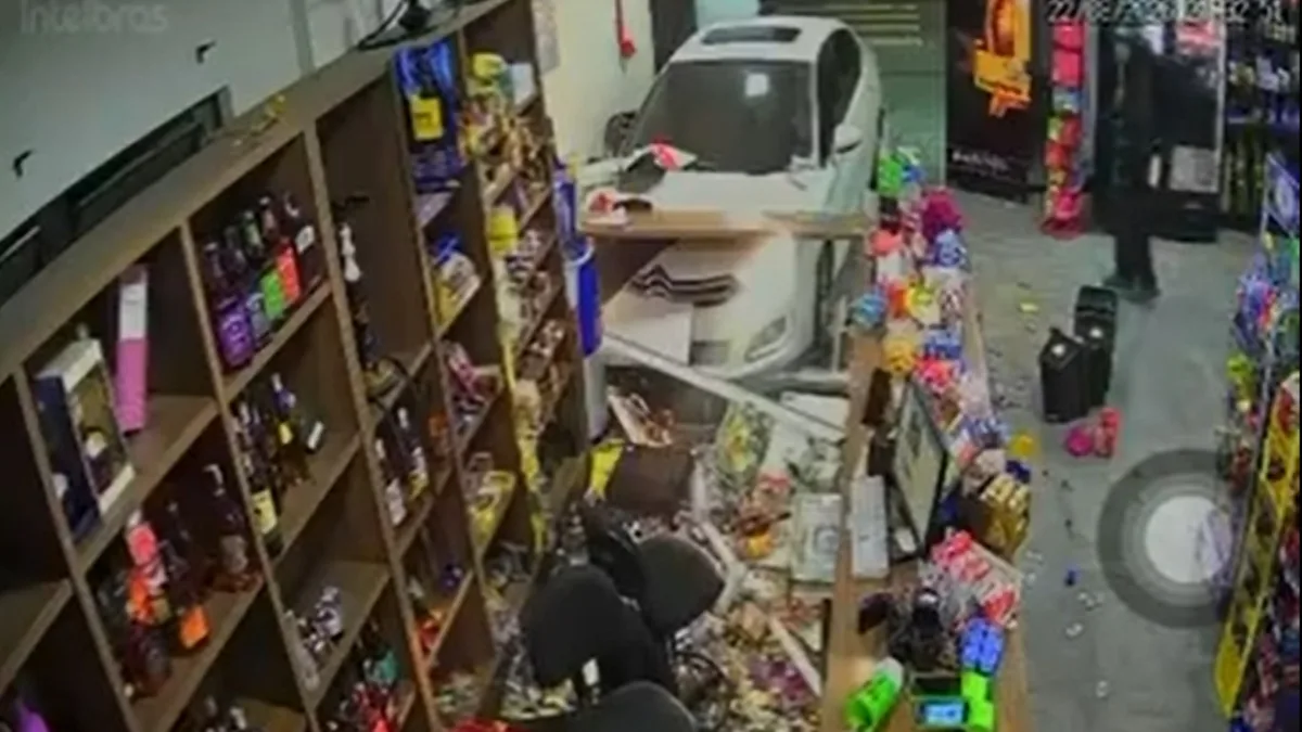 VÍDEO: Carro desgovernado invade loja de bebidas e motorista é preso por suspeita de embriaguez em SC
