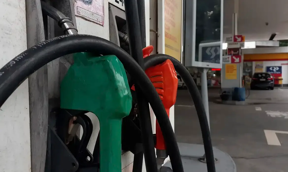Governo zera impostos federais sobre gasolina por 30 dias e amplia subsídios aos combustíveis