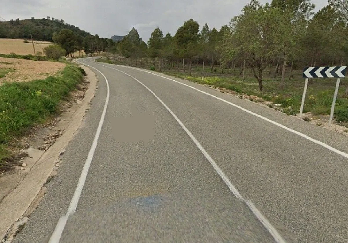 Fallece un motorista de 75 años tras sufrir una salida de vía en Elche de la Sierra