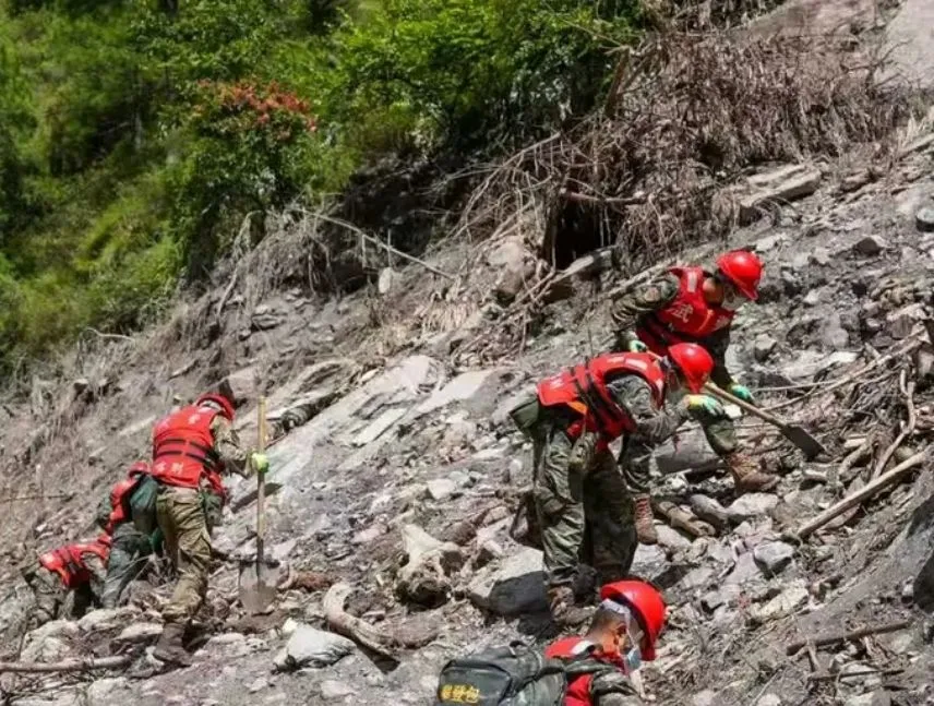 Nepal y China buscan a más de 2.400 desaparecidos tras riada