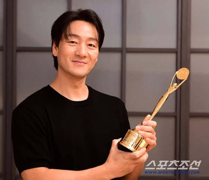 [단독] "청룡 오면 좋은 일 생겨"…박해수, '최고령 신인상' 7년 만에 男주연상 트로피 품었다(BSA 수상인터뷰)
