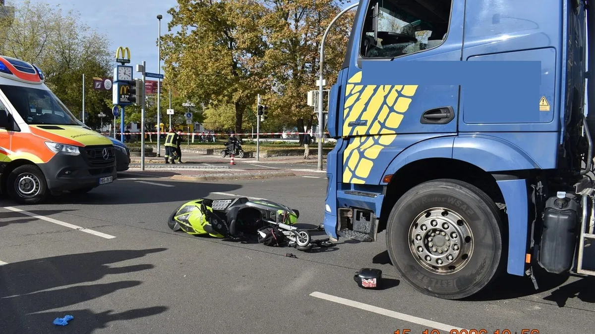 Halberstadt: Lkw prallt an Ampelkreuzung auf Motorrad - Fahrer stirbt