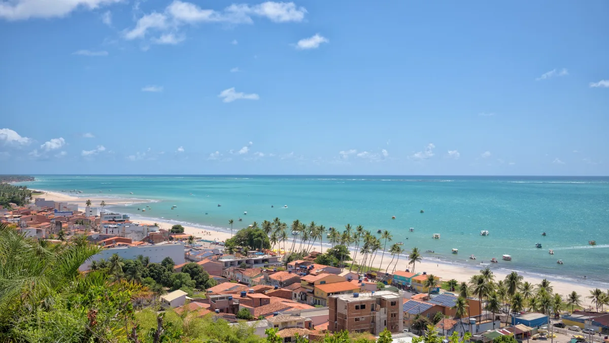 Cidade alagoana de águas cristalinas e enormes piscinas naturais foi escolhida como melhor destino de praia do Brasil em votação nacional