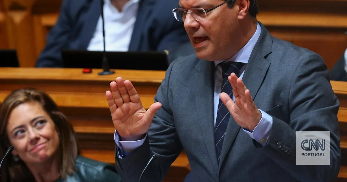 PS acusa André Ventura de "fugir da PJ" e este responde que não discute com corruptos