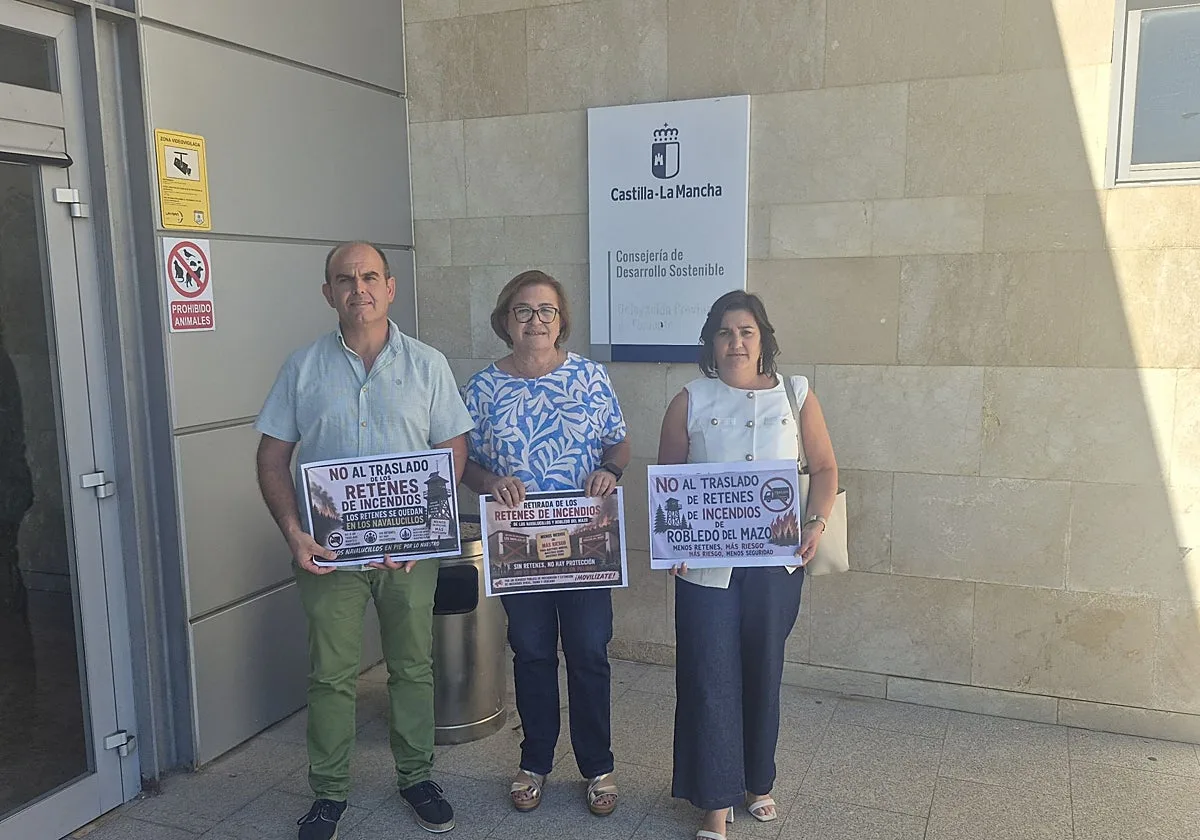 Entregadas 3.000 firmas contra el traslado de los retenes de incendios de Los Navalucillos y Robledo del Mazo