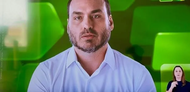 Candidato em SC, Carlos ignora estado, lembra infância e pede voto a Flávio