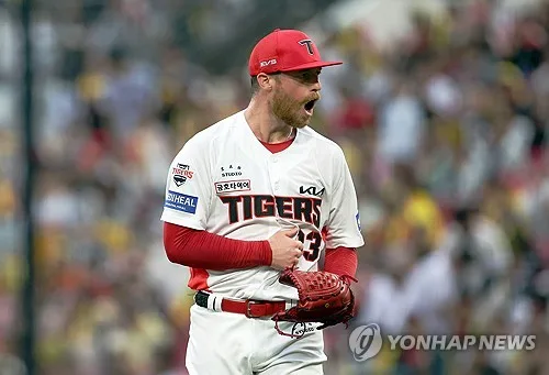 '초전박살' KIA, 이틀 연속 LG 꺾고 준PO 2연승…앞으로 1승(종합)