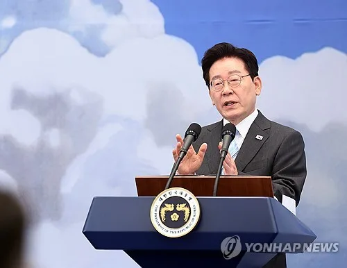 李대통령 지지도 10주 만에 올라 34.8%…與 40.2%·국힘38.5%[리얼미터]