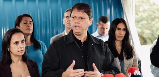 Discreto ao apoiar Flávio, Tarcísio fala em entrar com potência no 2º turno