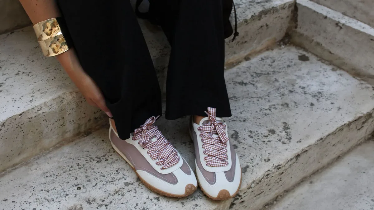 De las 'barefoot' satinadas al diseño estampado que ha conquistado a Gigi Hadid: 5 zapatillas españolas que serán tendencia este otoño