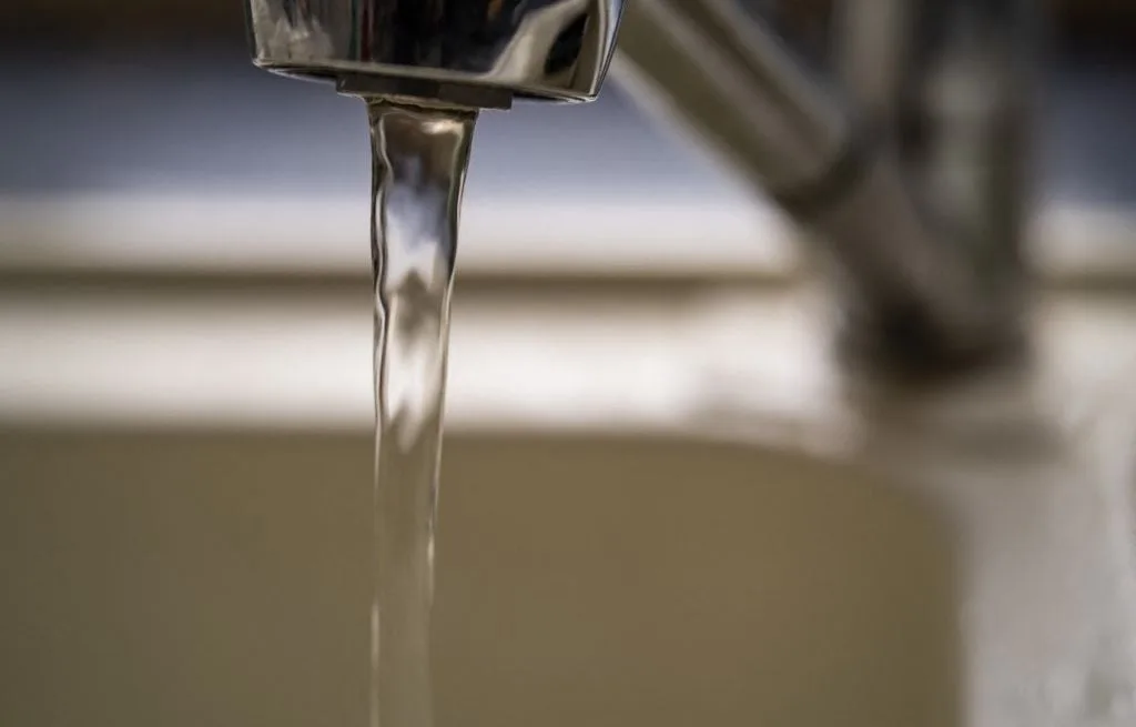 Nantes : Pourquoi l’eau du robinet est encore tiède à certains endroits ?