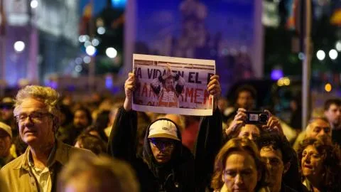 La acampada de Sol homenajea a Maricarmen con una marcha reivindicativa hacia la que fue su casa: "No toleramos un desahucio más"