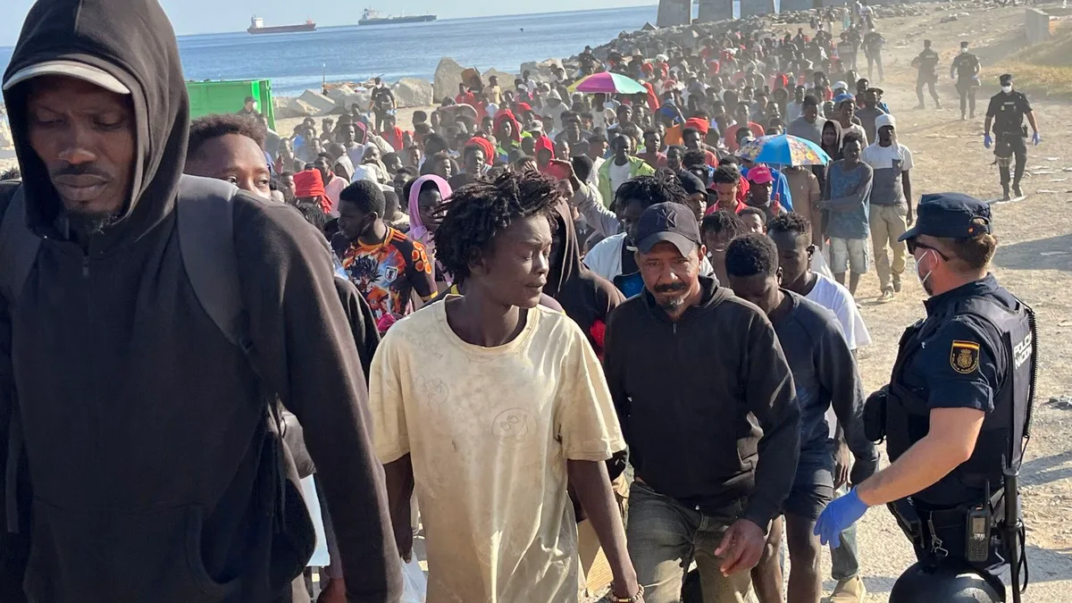 El Gobierno desaloja a los inmigrantes asentados en la playa del Trampolín y habilita 1.800 puestos temporales de acogida