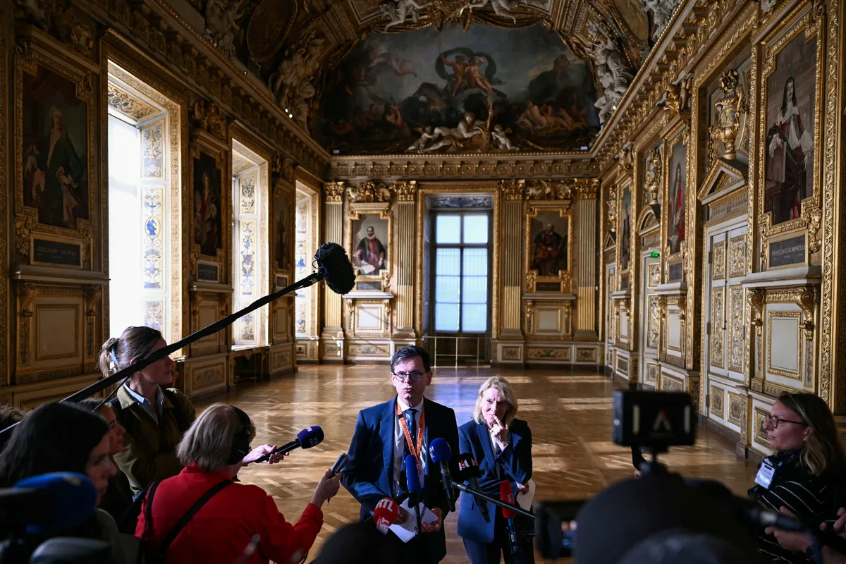 "Si el Louvre no se transforma deberá cerrar sus puertas al público": el director del museo parisino enciende las alarmas a un año del gran robo