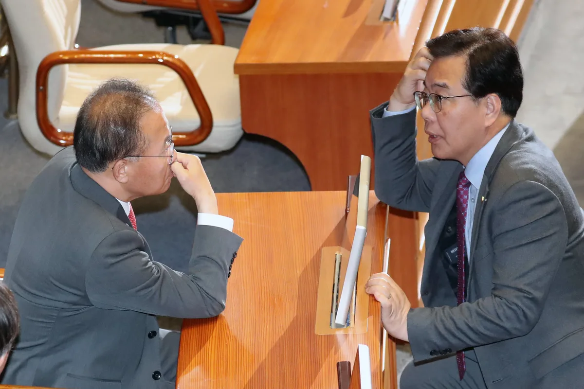 ‘李 개헌 골프’ 野 의원들 “연임 포기 약속 없는 개헌엔 반대”