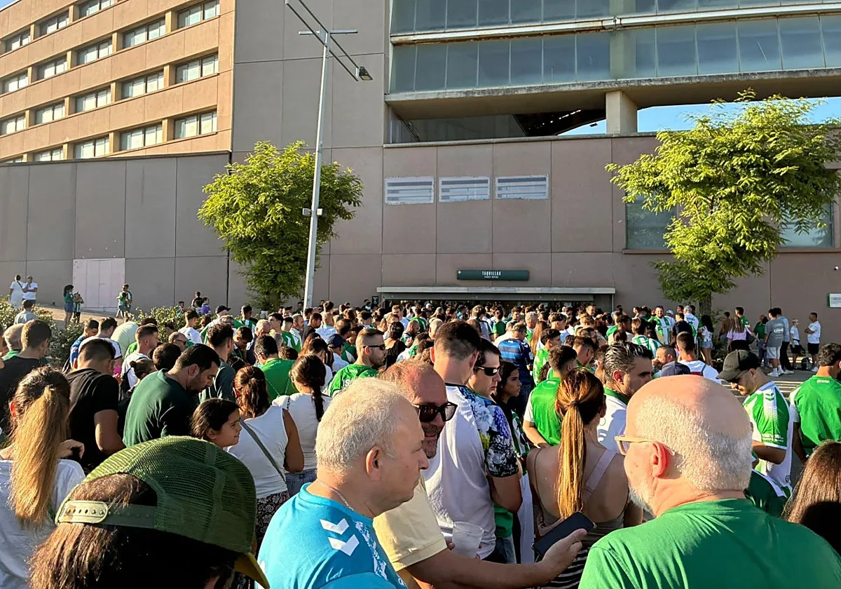 Largas colas en la Cartuja por problemas con los abonos virtuales del Betis y los carnets cedidos