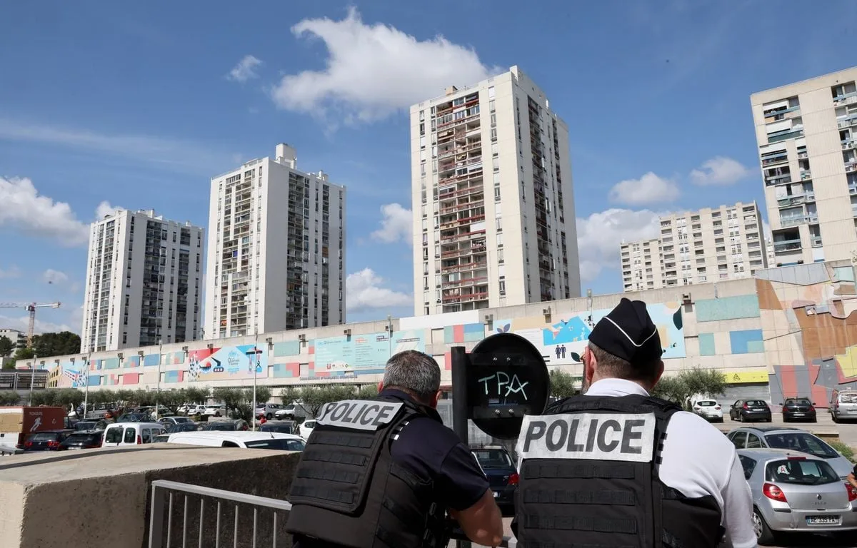 Nîmes : Un enfant de 8 ans enfermé par sa mère et son beau-père sauvé par les voisins