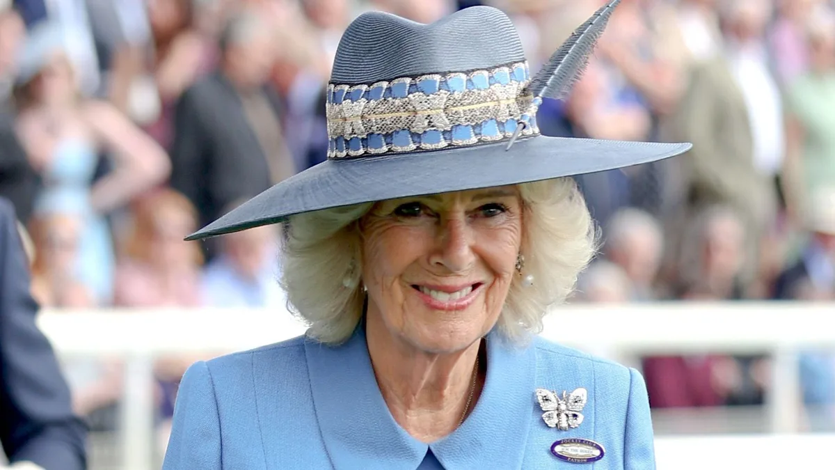 Camilla y el misterio de su broche de mariposa, la joya de Isabel II que durante años se creyó un regalo de Carlos