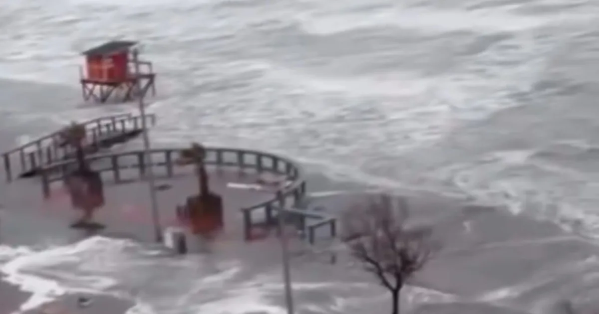 Alerta naranja en la Costa Atlántica: en Monte Hermoso el mar avanzó sobre las calles y generó importantes destrozos