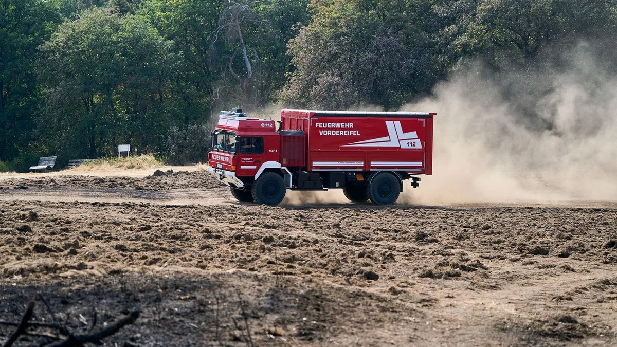 Wald- und Wiesenbrand: Regen hilft: letzte Kontrollen nach Großbrand bei Langscheid