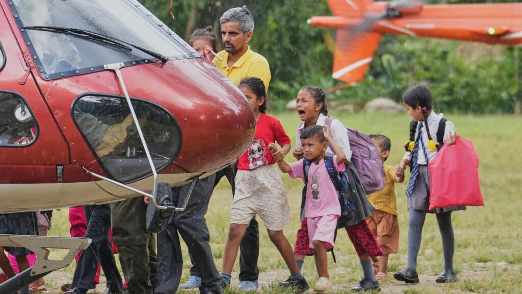 Crue dans l'Himalaya: les opérations de recherches et l'évacuation des rescapés se poursuivent