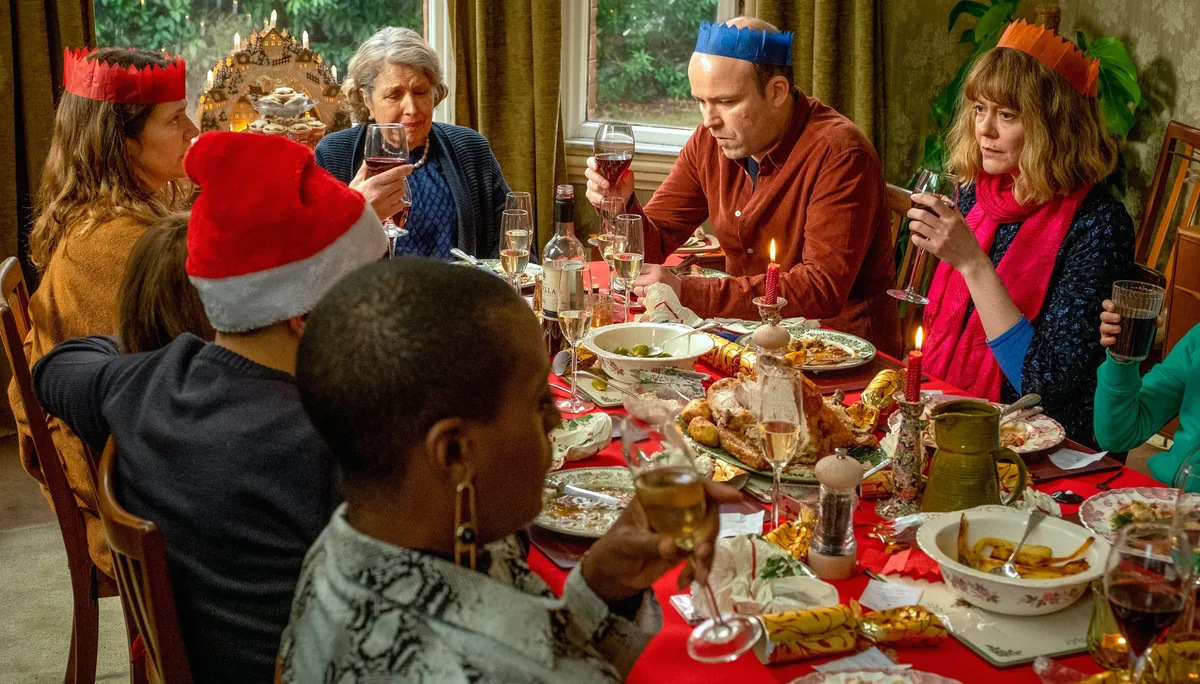 "Si tienes que ver algo, que sea esto": La serie de HBO Max que hoy impacta más que 'Black Mirror' y convierte nuestro presente en una distopía inquietante