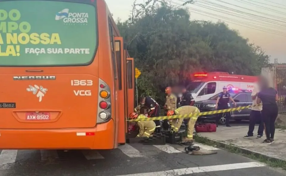 Adolescente de 16 anos que pilotava moto fica preso embaixo de ônibus ao se envolver em grave acidente