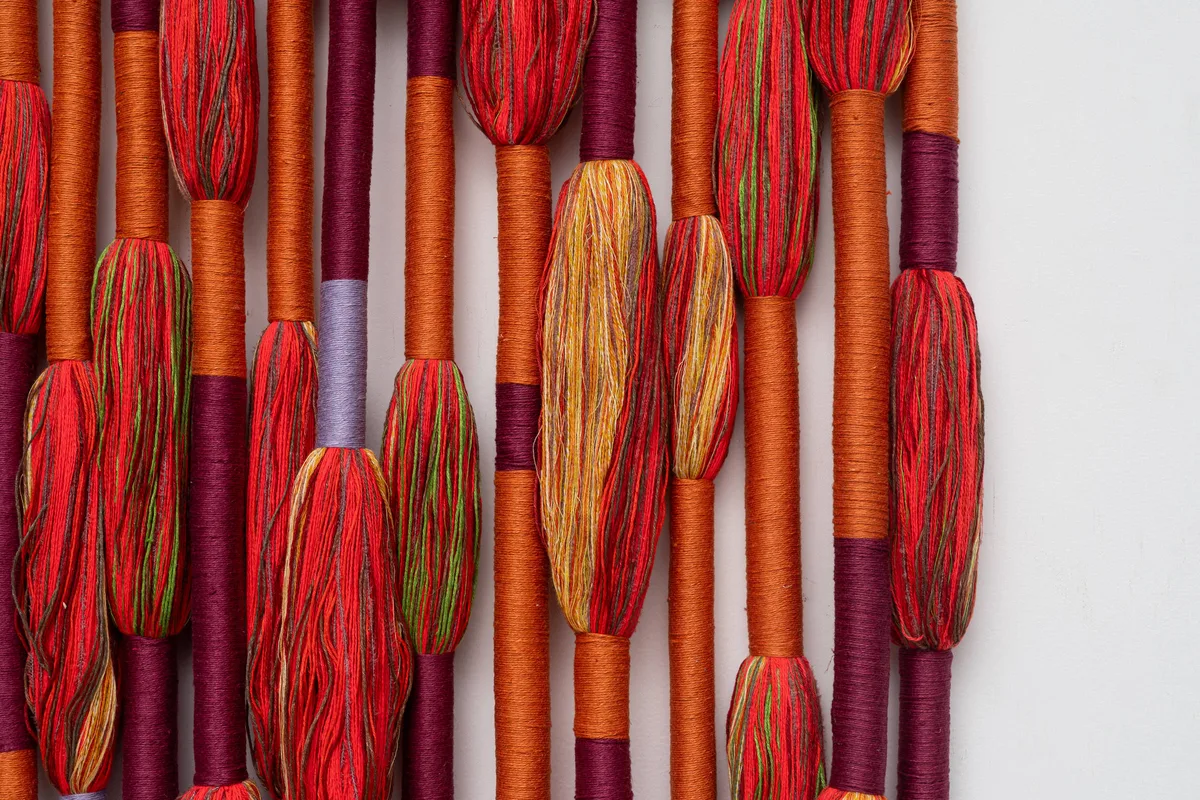 Arte têxtil de Sheila Hicks, com mostras em São Paulo, reflete sobre a cor e o espaço